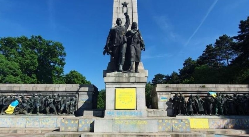 Изрисуваха Братската могила в Борисовата градина с цветовете на украинското знаме